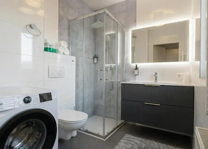 Bright 1br With Living & Balcony Apartment *