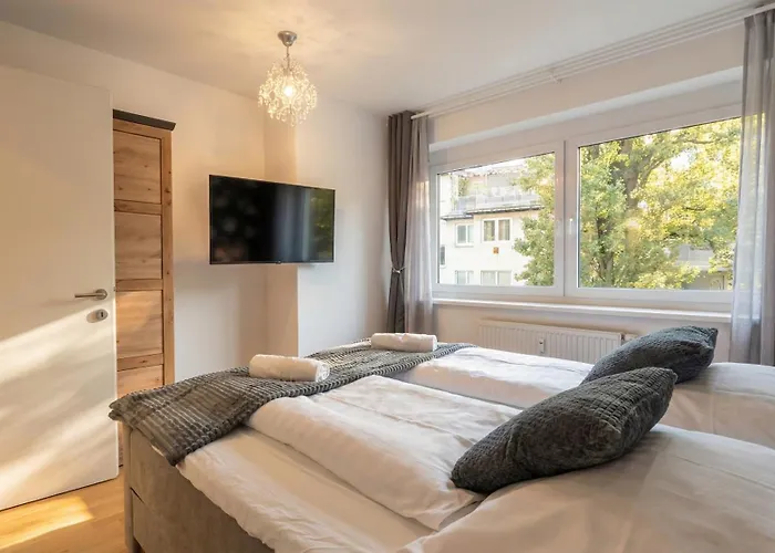 Bright 1br With Living & Balcony *